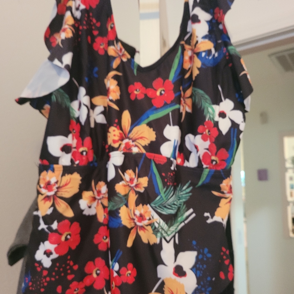 Ruffle strap one piece. Advertised as 3x but more like 1x. Never worn